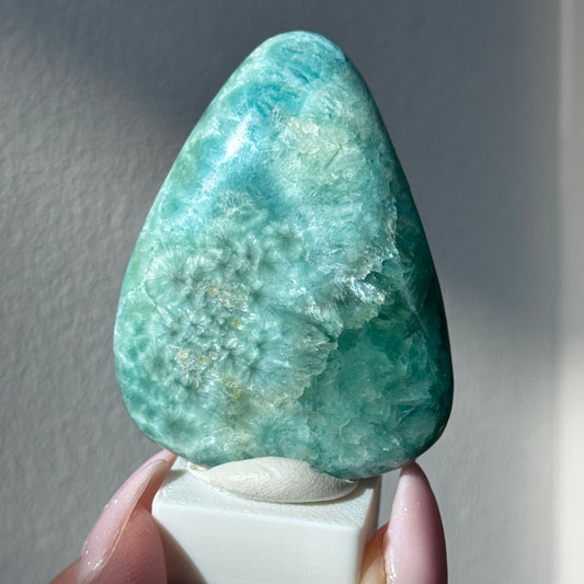 polished blue green brucite freeform