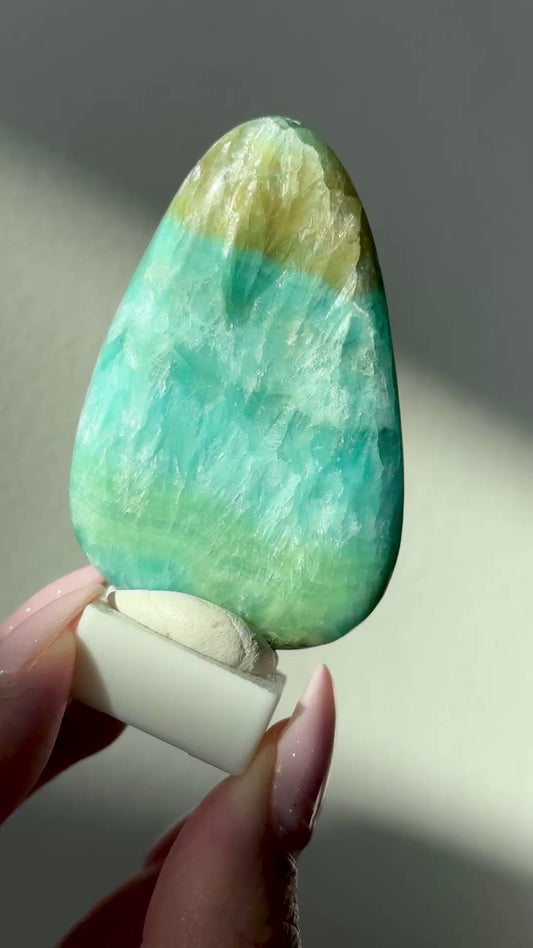 polished blue green brucite freeform